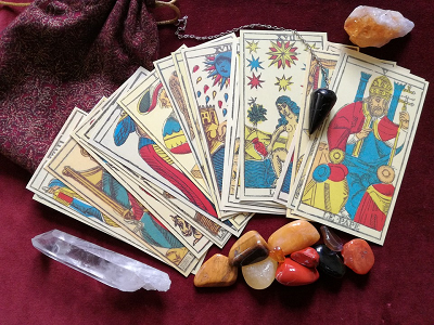 tarot-observando-simbolos-e-cores