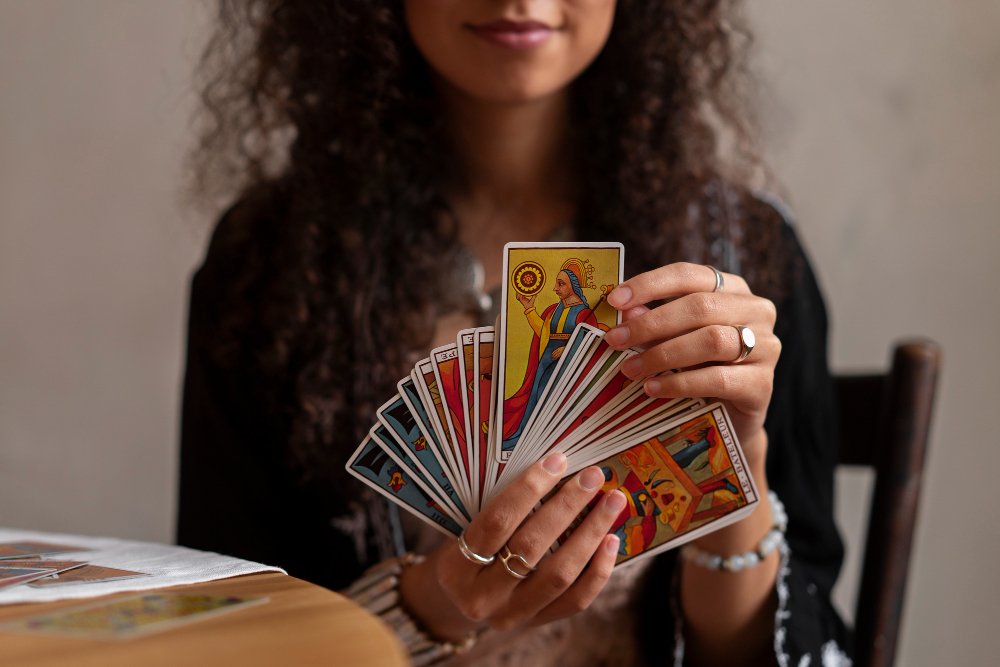 Cartas de Tarot dos Arcanos Maiores e Menores dispostas lado a lado sobre uma mesa