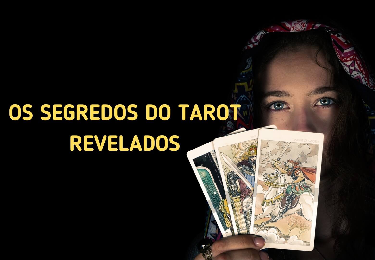 Cartas de tarot espalhadas sobre uma mesa ao lado de um notebook, representando o guia completo de tarot online