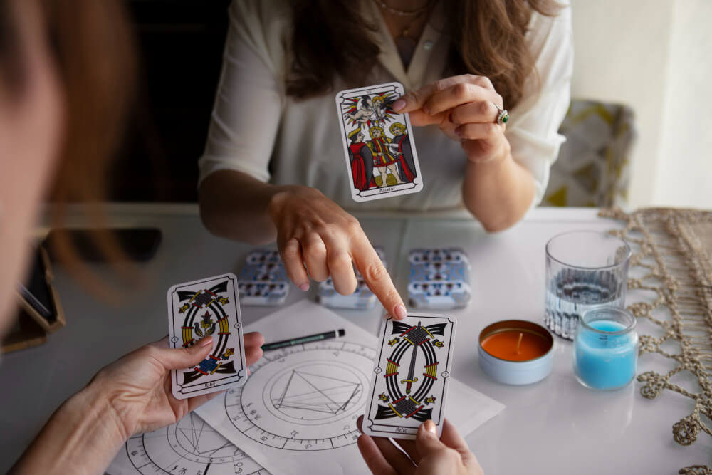 Carta Tr&ecirc;s de Copas no Tarot: tr&ecirc;s pessoas brindando juntas
