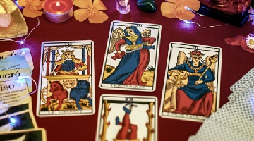 Carta de Tarot virada sobre a mesa para uma pergunta de sim ou n&atilde;o