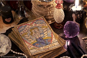 Tar&oacute;logo e consulente conversando durante uma leitura de tarot, com cartas sobre a mesa