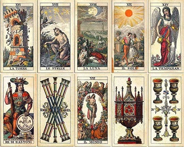 Cartas de tarot em estilo renascentista italiano com figuras e dourados