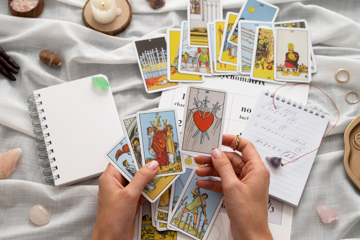 Diferentes baralhos de tarot dispostos lado a lado sobre uma mesa, para ajudar na escolha do primeiro baralho
