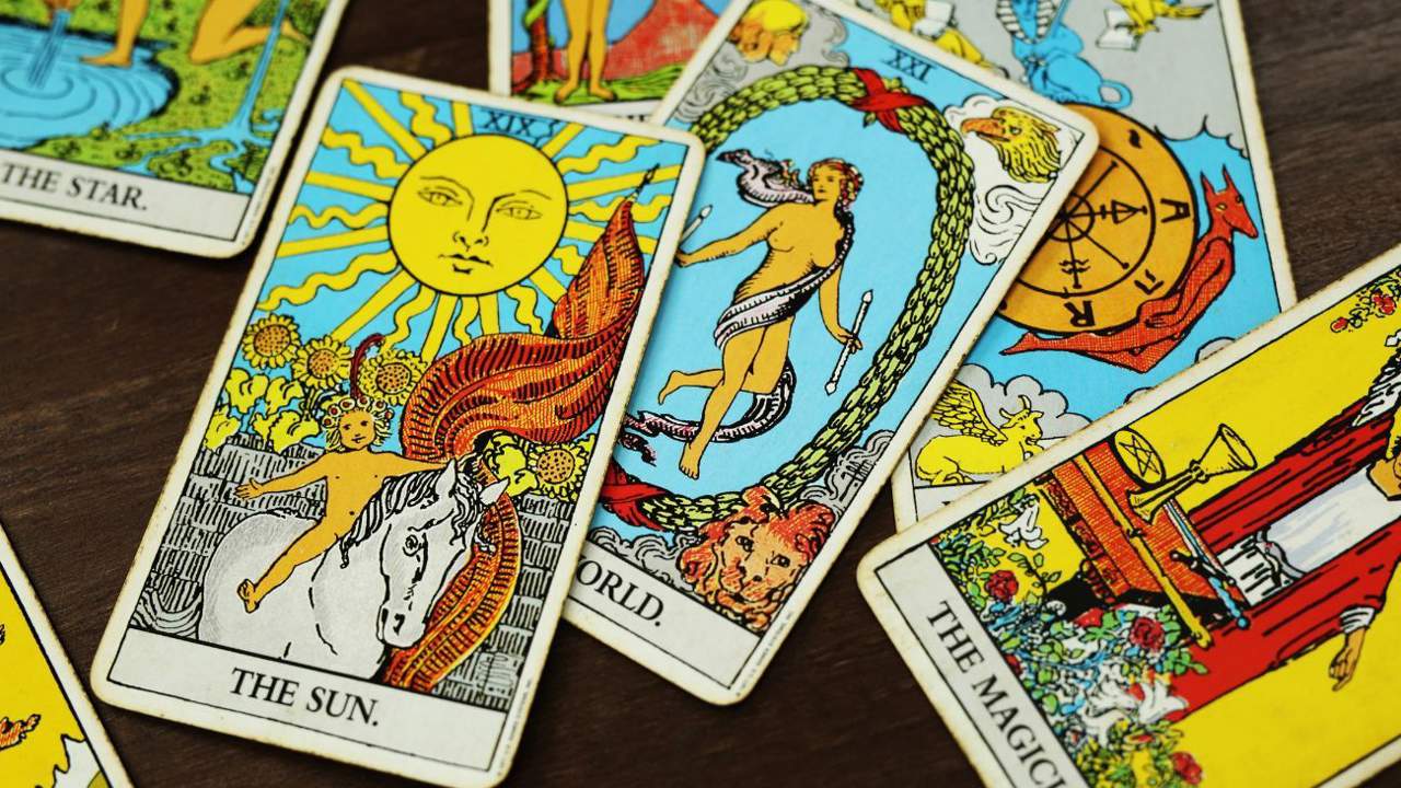 Cartas de tarot dispostas sobre uma mesa, representando a reflex&atilde;o para escolher o melhor caminho