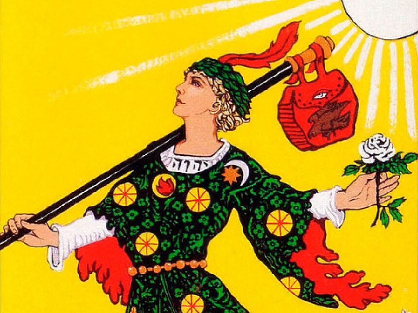 Detalhe da carta do Louco no Tarot Rider-Waite: viajante com a trouxa, a rosa branca e o sol