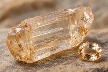 Cristal de top&aacute;zio imperial dourado-alaranjado com facetas brilhantes