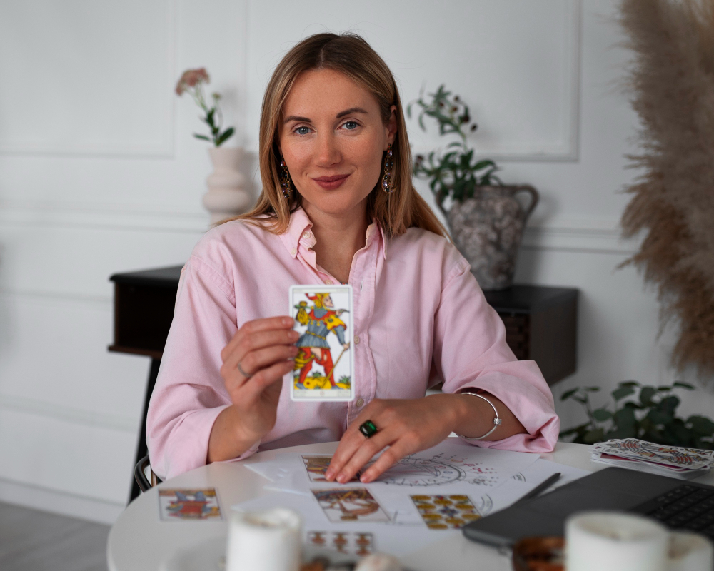 Sete cartas dos Arcanos Menores do Tarot dispostas sobre uma mesa