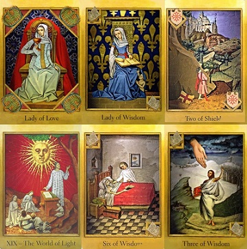 Cartas do Tarot dos C&aacute;taros com castelos medievais e cruzes do sul da Fran&ccedil;a sobre uma mesa