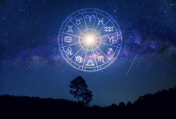Lua em diferentes fases sobre um c&eacute;u estrelado, s&iacute;mbolo do signo lunar na astrologia