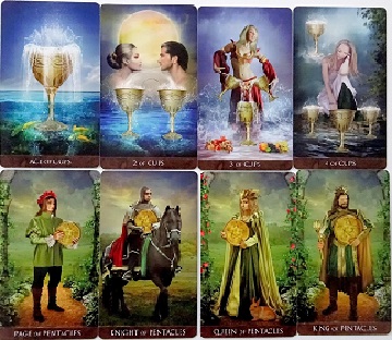 Cartas de tarot ilustradas sobre uma mesa, tema do Tarot de Arcanum