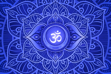 Olho estilizado em azul-anil na testa de uma silhueta, representando o chakra frontal, ou terceiro olho