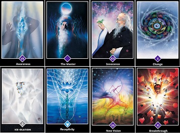 Cartas e mensagens sobre uma mesa ao lado de uma vela, tema do Or&aacute;culo do Reiki