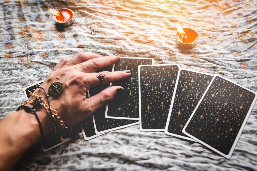 Nove cartas do tarot dispostas lado a lado sobre uma mesa