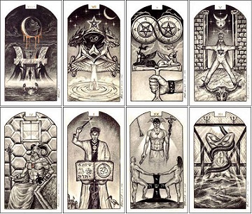 Cartas de tarot desenhadas em preto e branco sobre uma mesa, tema do Tarot Carb&ocirc;nico