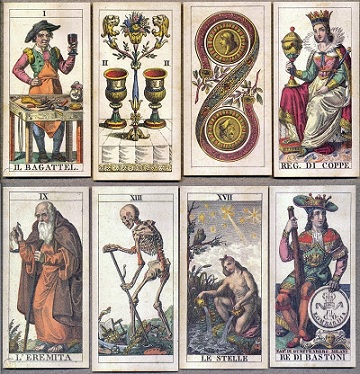 Cartas do Tarot Italiano de Dellarocca em estilo medieval sobre uma mesa de madeira