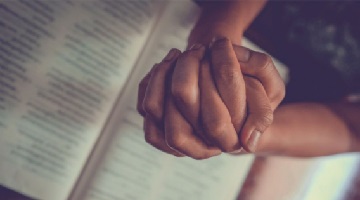 Limpeza espiritual: ervas, vela e incenso usados em pr&aacute;ticas de renova&ccedil;&atilde;o