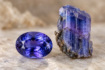 Tanzanita lapidada em azul-violeta intenso