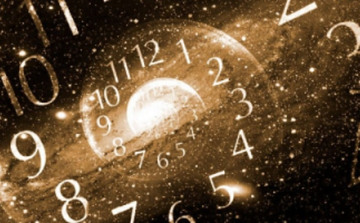 Letras hebraicas e n&uacute;meros dourados sobre um pergaminho antigo, ilustrando a numerologia cabal&iacute;stica