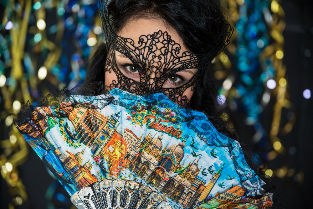 M&aacute;scaras de Carnaval coloridas ao lado de cartas do Tarot sobre uma mesa
