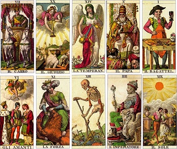 Cartas de tarot antigas de estilo italiano dispostas sobre uma mesa