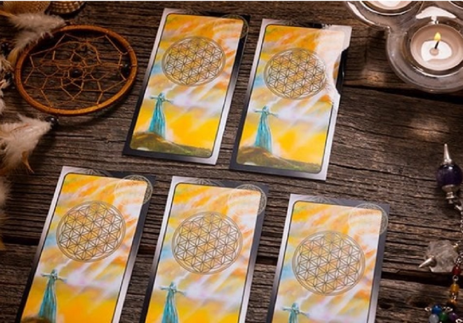 Baralho de tarot guardado em um saquinho de tecido ao lado de cristais e incenso