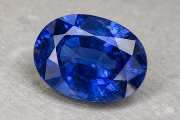 Safira azul profunda lapidada com cor bem saturada