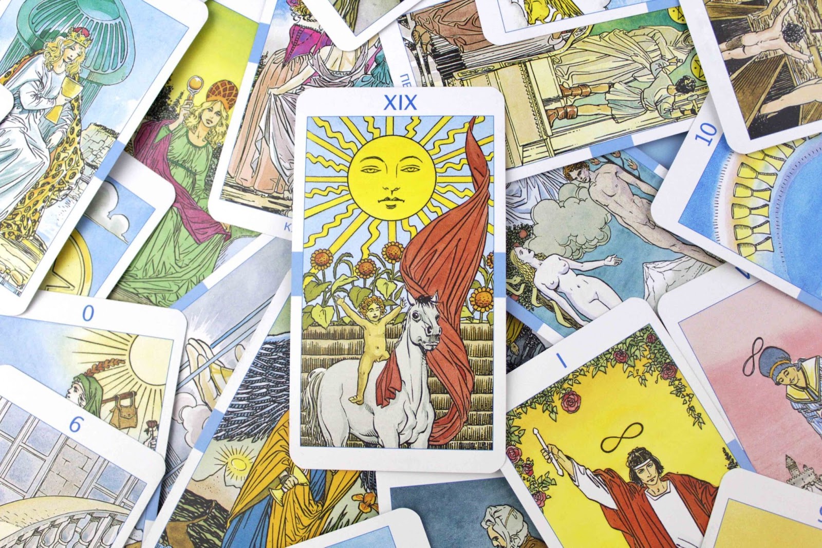 Carta de tarot em posi&ccedil;&atilde;o invertida sobre uma mesa, ao lado de outras cartas