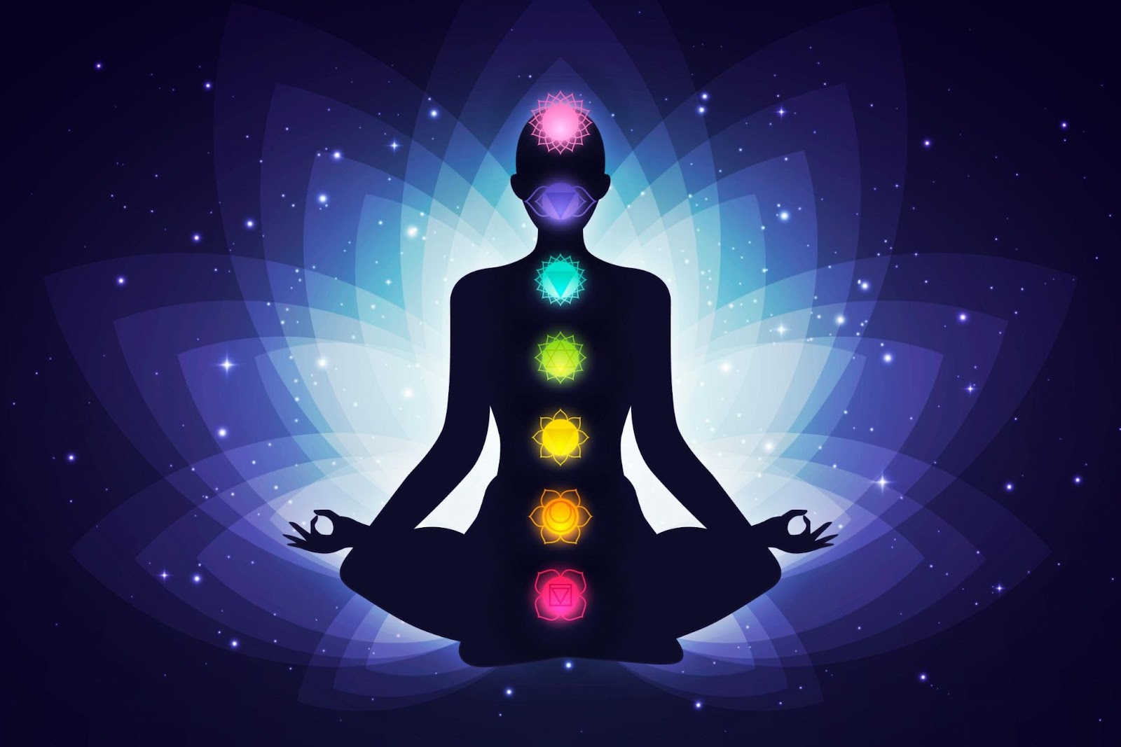 Cartas de tarot ao lado de pedras e uma vela, representando a reflex&atilde;o sobre os chakras