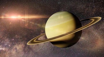 Planeta Saturno com seus an&eacute;is sobre um c&eacute;u estrelado, ilustrando o Saturno retr&oacute;grado