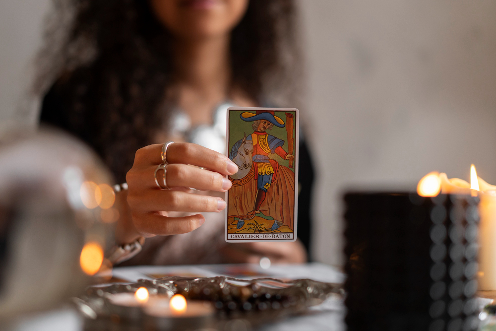 Carta Oito de Copas no Tarot: figura se afastando de oito ta&ccedil;as em dire&ccedil;&atilde;o &agrave;s montanhas