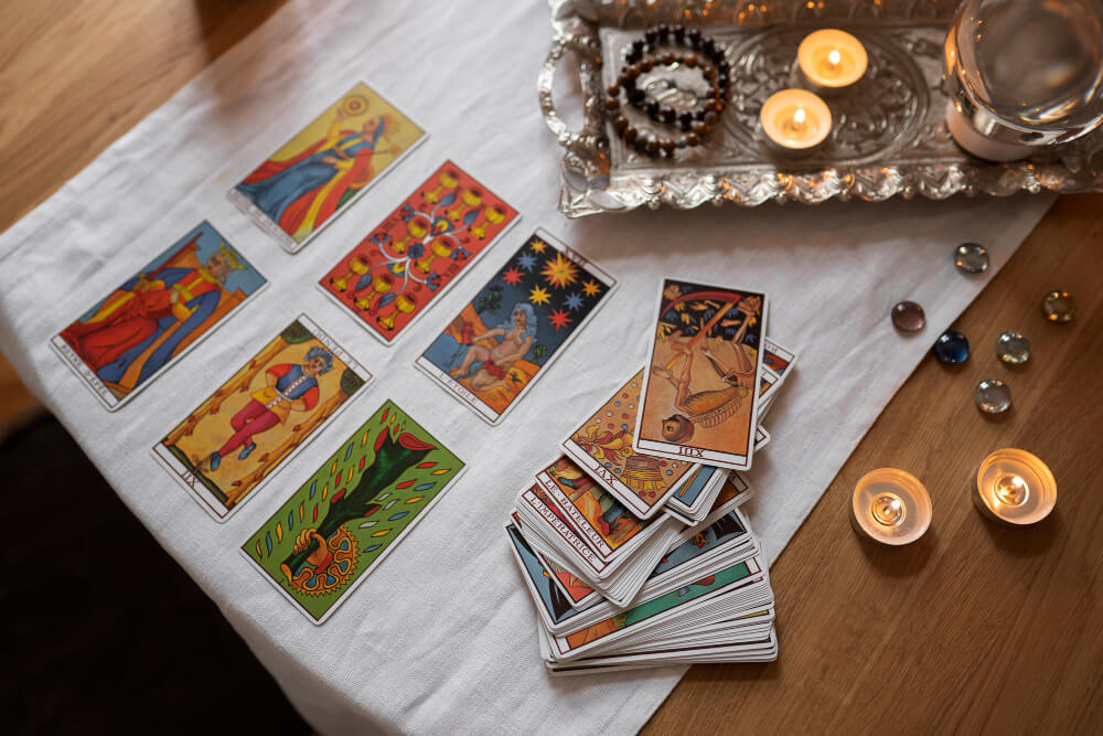 Carta da Torre no Tarot: torre atingida por um raio