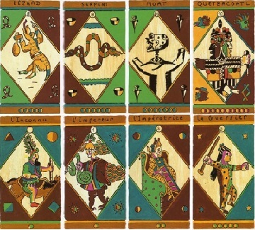 Cartas de tarot com s&iacute;mbolos de inspira&ccedil;&atilde;o asteca sobre uma mesa, tema do Tarot Asteca
