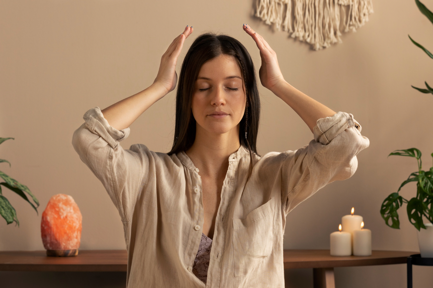 Pessoa sentada em sil&ecirc;ncio com as m&atilde;os sobre o peito, praticando autoaplica&ccedil;&atilde;o de Reiki