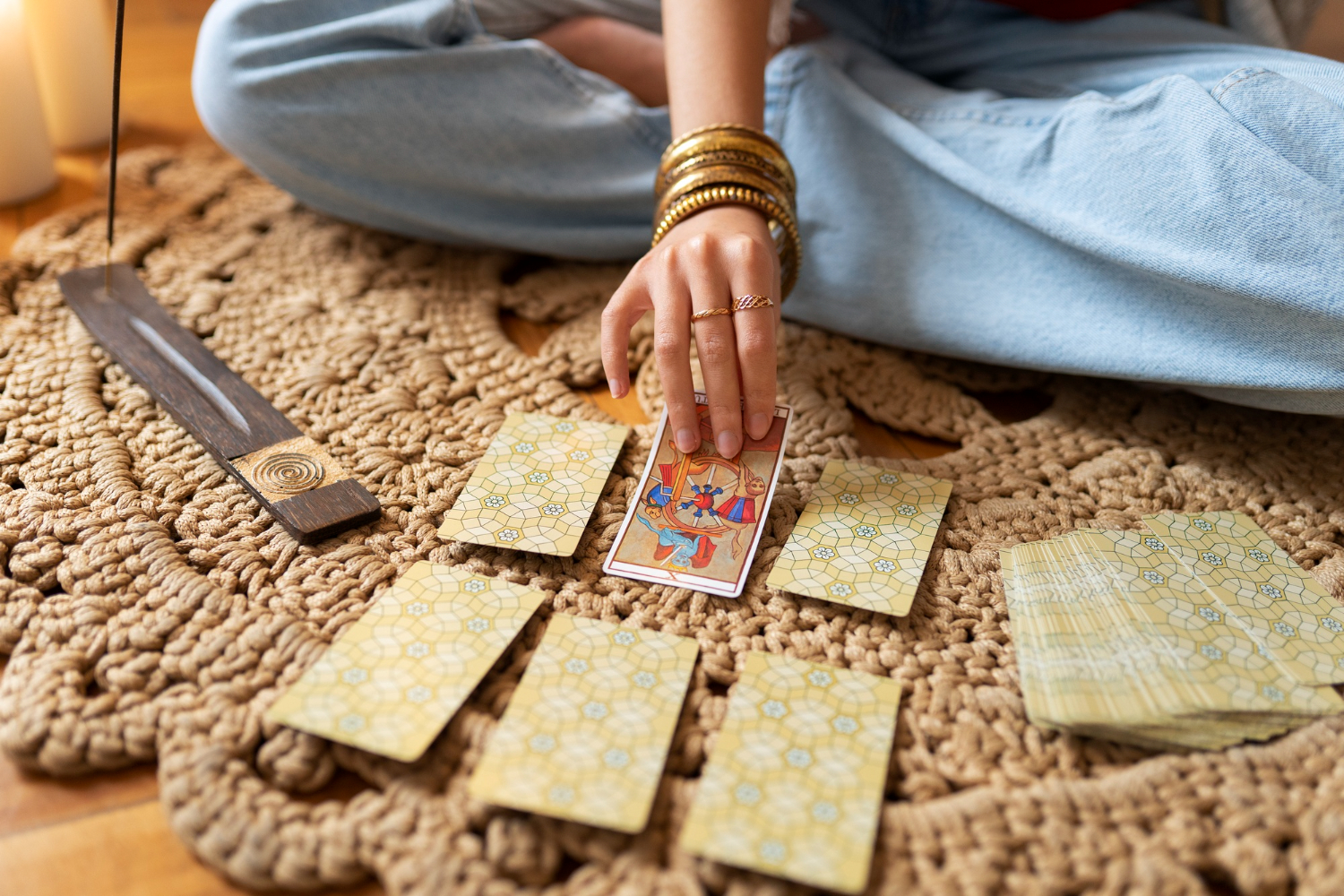 Cartas de tarot dispostas em diferentes formatos de tiragem sobre uma mesa
