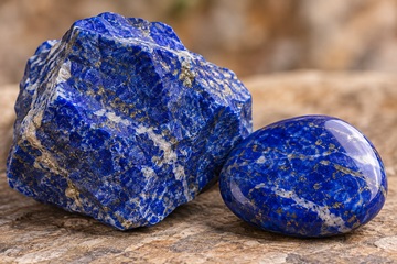 Pedra de l&aacute;pis-laz&uacute;li azul profundo com pontos dourados de pirita