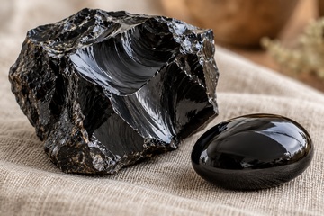 Pedra de obsidiana negra com brilho v&iacute;treo e bordas lisas