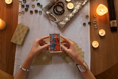 Baralho de Tarot aberto sobre uma mesa para quem est&aacute; come&ccedil;ando