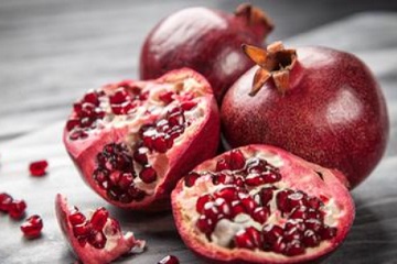 Mesa de virada de ano com rom&atilde;, lentilha, uvas e uma lista de inten&ccedil;&otilde;es