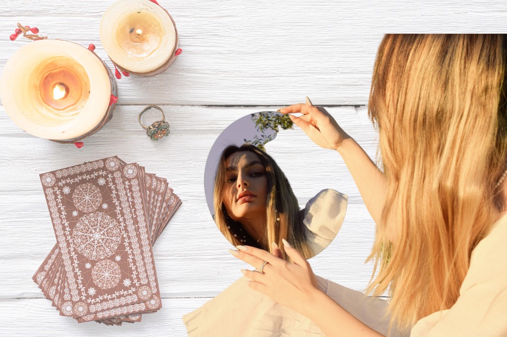 Pessoa sorrindo diante de cartas de tarot e um di&aacute;rio, representando autoestima e autoconhecimento