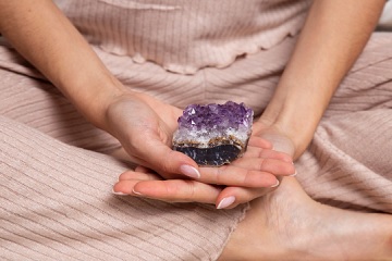 Cristal de ametista violeta em drusa, pedra associada &agrave; calma e &agrave; intui&ccedil;&atilde;o