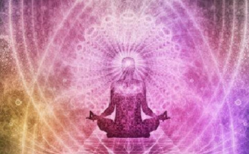 Livros antigos, uma vela e s&iacute;mbolos esot&eacute;ricos sobre uma mesa de madeira escura