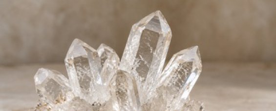 Cristal de Rocha (Quartzo Branco): Significado e Como Usar