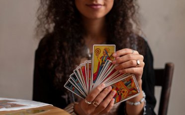 Cartas do Tarot: Guia de Arcanos, Naipes e Como Fazer a Leitura